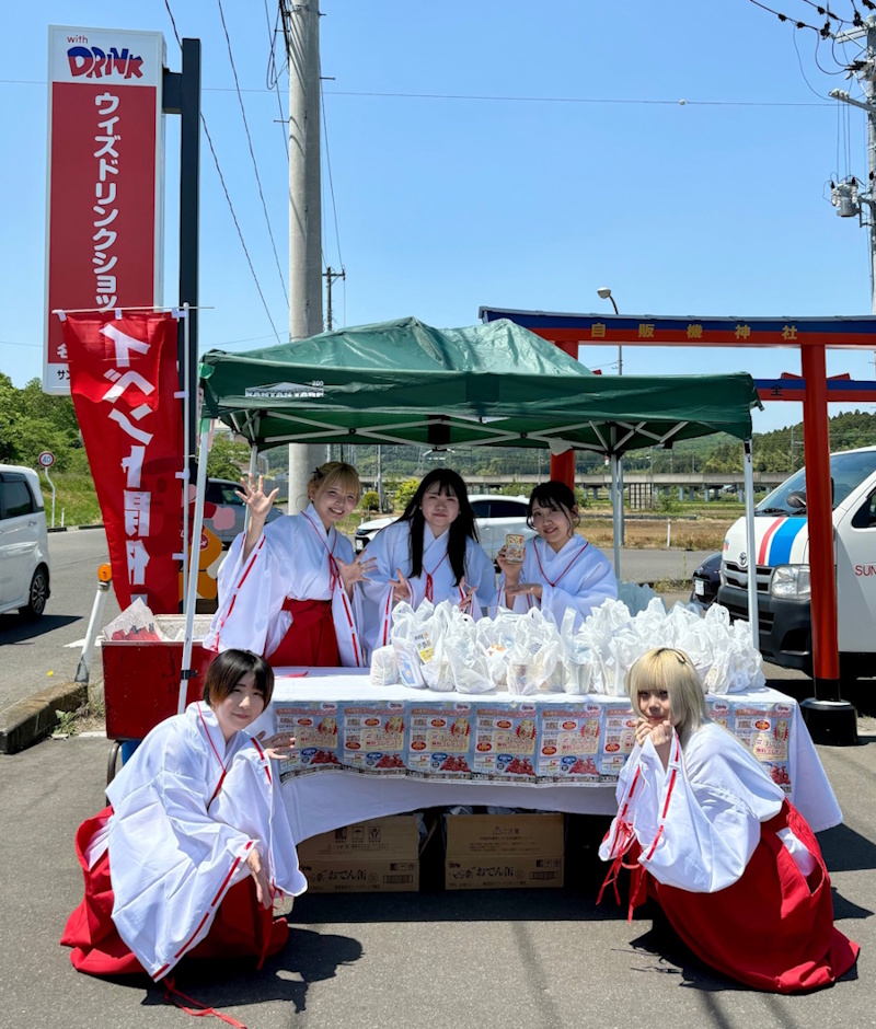 偶像團體POEM成員扮成巫女的模樣。（2024年自動販賣機神社活動現場）