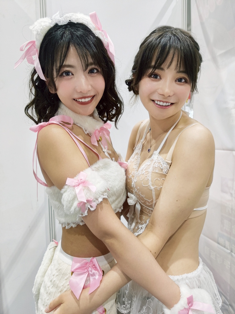 左）佐々木萌香 Moeka Sasaki，活躍於賽車女王界。  右）小芥子 Kokeshi，在日本很夯的性感女優。